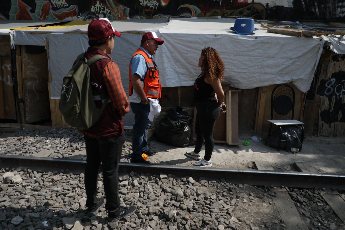 lajornadaonline's tweet photo. La Coordinación de Movilidad Humana de la Secretaría de Gobierno de la #CDMX inició el operativo para desmantelar el #CampamentoMigrante ubicado en las vías de la colonia Vallejo. Los funcionarios invitan a los extranjeros a trasladarse al albergue Vasco de Quiroga, sin embargo, la mayoría se niega y continúa con sus actividades cotidianas. #DíaEnImágenes 

📸 Jair Cabrera Torres