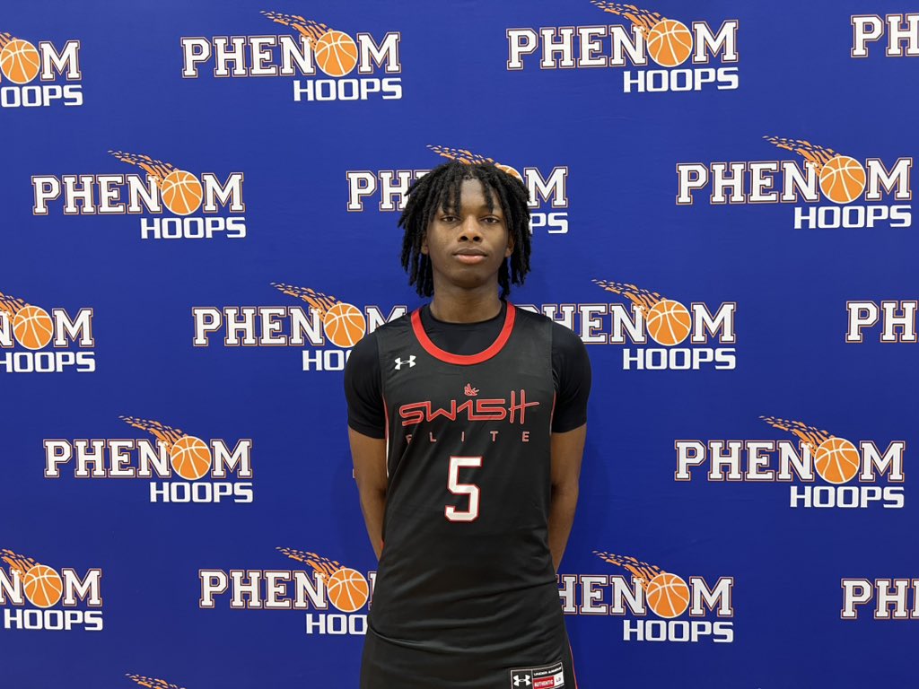 6’2 ‘27 Abdou Diop (SW15H Elite) is playing at a high level. Running the offense, scoring with efficiency, and flying around to make plays defensively. Leading by example on both ends of the floor. Easy to see his progression over the last year #PhenomHardwoodClassic
