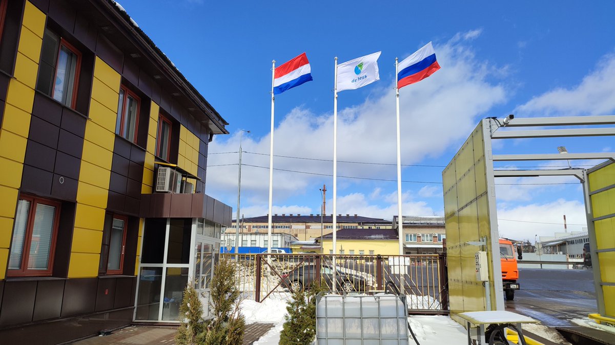 Nog altijd geen antwoord van diervoedergigant <a href="/De_Heus_Voeders/">De Heus Voeders</a> waarom de ‘wij steunen 🇺🇦’-pagina na drie jaar offline is gehaald.

Gelukkig zijn er de Russische media.

Het bedrijf, dat besloot na de invasie in 🇷🇺 te blijven, blijkt daar nu in de 💩 te zitten.

🧵 1/11