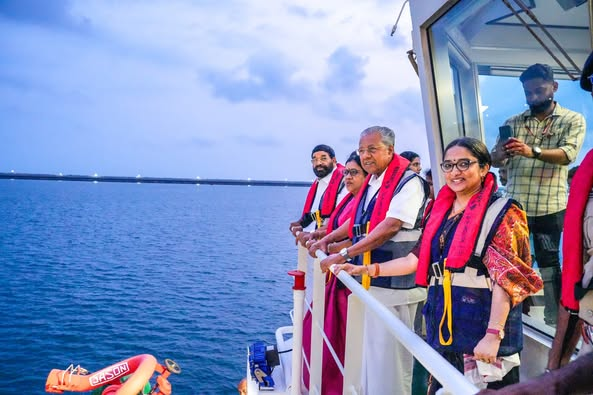 വിഴിഞ്ഞം തുറമുഖം മറ്റു തുറമുഖങ്ങളിൽ നിന്നും വ്യത്യസ്തമാകുന്നത് കപ്പൽ ചാനലിന്റെ ആഴമാണ്.ഏറ്റവും വലിയ കപ്പലുകൾക്ക് പോലും അനായാസം വന്നു ബർത്ത് ചെയ്യാനും കപ്പൽ ചാനലിന്റെ ഉള്ളിൽ നിന്നു തന്നെ 360ഡിഗ്രി നിഷ്പ്രയാസം കറങ്ങി വരാനും കഴിയുക ലോകത്തുള്ള വമ്പൻ പോർട്ടുകളോട് കിടപിടിക്കുന്ന ഒന്നാണ്