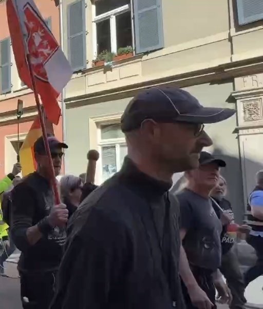 RechercheG_EF's tweet photo. Also gegen Passivbewaffnung in der "GfD" Demo wurde nicht vorgegangen. Selbstverteidigungsschirme, sind ein belietes Accessoire in der extrem rechten Mischszene der sog. "Montagsproteste".
Die Regenwahrscheinlichkeit für #Weimar betrug heute 0%.
(Bild: Telegram)
#WE2604 https://t.co/V8Aj6I1L8x