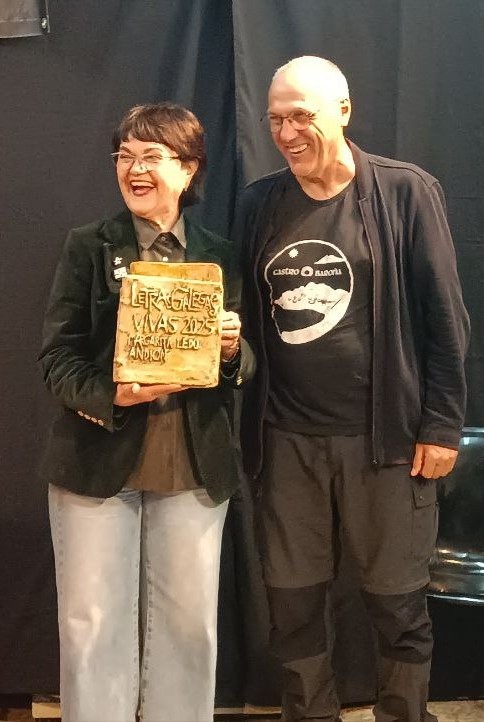 Hoxe fixemos entrega oficial do «II premio das Letras Galegas Vivas» a Margarita Ledo Andión. Onte proxectamos a película «Nación» (bru-tal), ceamos e cantamos o Grándola... Pasámolo de fábula estes dous días con ela. Grazas!