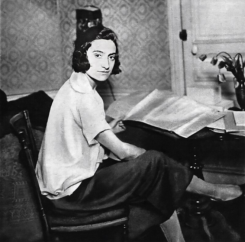 El 26 de abril de 1896 nacía la ingeniera y deportista francesa Sébastienne Guyot. Hija de una familia modesta, tras su etapa de estudios empezó a trabajar como maestra hasta que la École Centrale de Paris decidió aceptar a mujeres en sus aulas. Sébastienne consiguió una 🧵👇