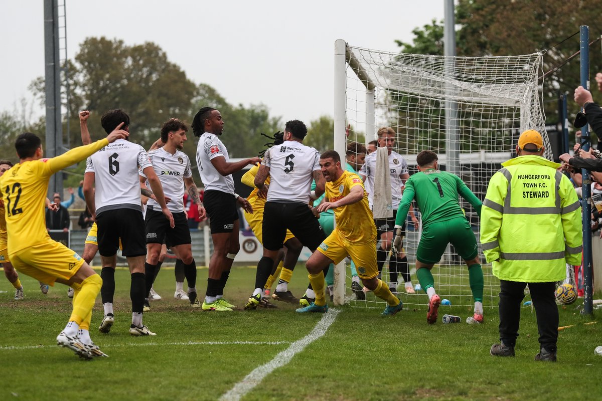 NickGras's tweet photo. RT @DorchTownFC: The winning moment 🤩⚽️@wspetch 

📸: @philstandfield1

#WeAreDorch ⚫️ https://t.co/7pCjX0mC1E