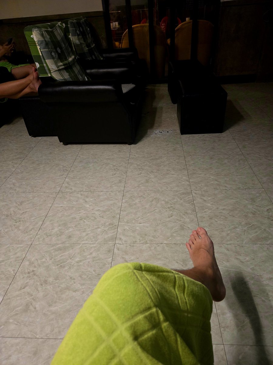 遲來的成年禮
今晚兩個熟男一個台客
體驗人生前所未有的爽
一進去就被大叔們上下打量
看著我剛換上的後空三角緊跟在後
好險先遇到了不錯的叔
幫他吹舔完粗屌後帶我導覽了全部
暗房裡觸摸到敏感帶更是興奮
可惜沒遇到心中的理想型
和被大叔們群交的爽
會遇到爸爸嗎🥵
#什麼時候去人最多
#台中夜生活