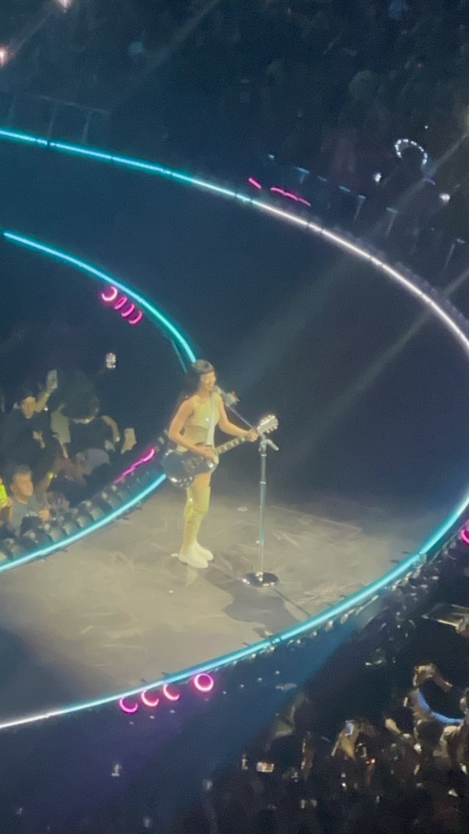 phollyd's tweet photo. Jamás había visto un show así. @katyperry es una artista extraordinaria con un sentido del humor perfecto. Vale la pena cada peso, verla volar es mágico 🪄 
KP, gracias por acompañarnos en este momento, se lo vamos a contar a nuestros hijos.
#KatyPerry #Mexico https://t.co/1OXB8XDNSZ