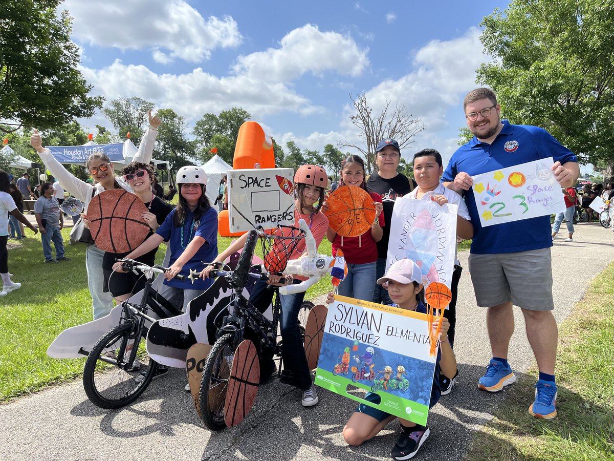 Ithinkorange2's tweet photo. A special shout out to @allaroz and @Mr_Hinman from the Core Enrichment team for coming and supporting our Space Rangers @hisd_SRE @ParisaBehzadi_ #orangeshow https://t.co/rp76euhtU8