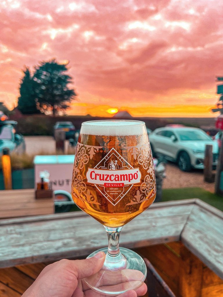 What a way to see the evening in. 

Pint of Cruzcampo at The White Horse, Brancaster Staithe 🇬🇧 🍻
