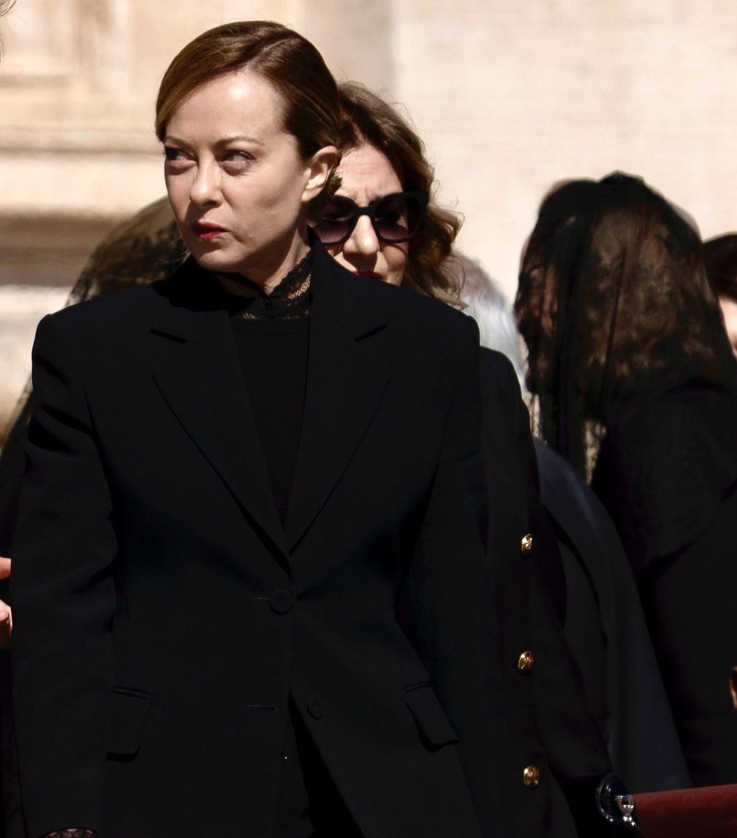 FratellidItalia's tweet image. Con la sobrietà tipica di uno statista ha presenziato un momento solenne e spirituale. Ha tessuto rapporti internazionali con raffinata diplomazia e capacità. 

L’Italia oggi era al centro del mondo e il nostro Presidente ha dimostrato, senza passerelle, come si può essere grandi…