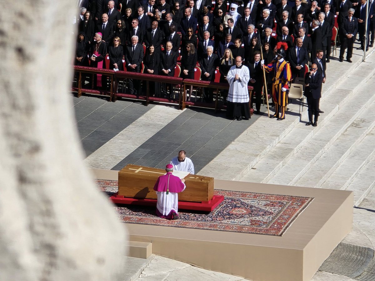 AgenziaFides's tweet photo. In piazza San Pietro i funerali del Pontefice, in 250mila per l'ultimo saluto al Vescovo di Roma: "#PapaFrancesco, ora chiediamo a te di pregare per noi" 👇
https://t.co/9wCjyLMDUD https://t.co/LDvjJCwCo9