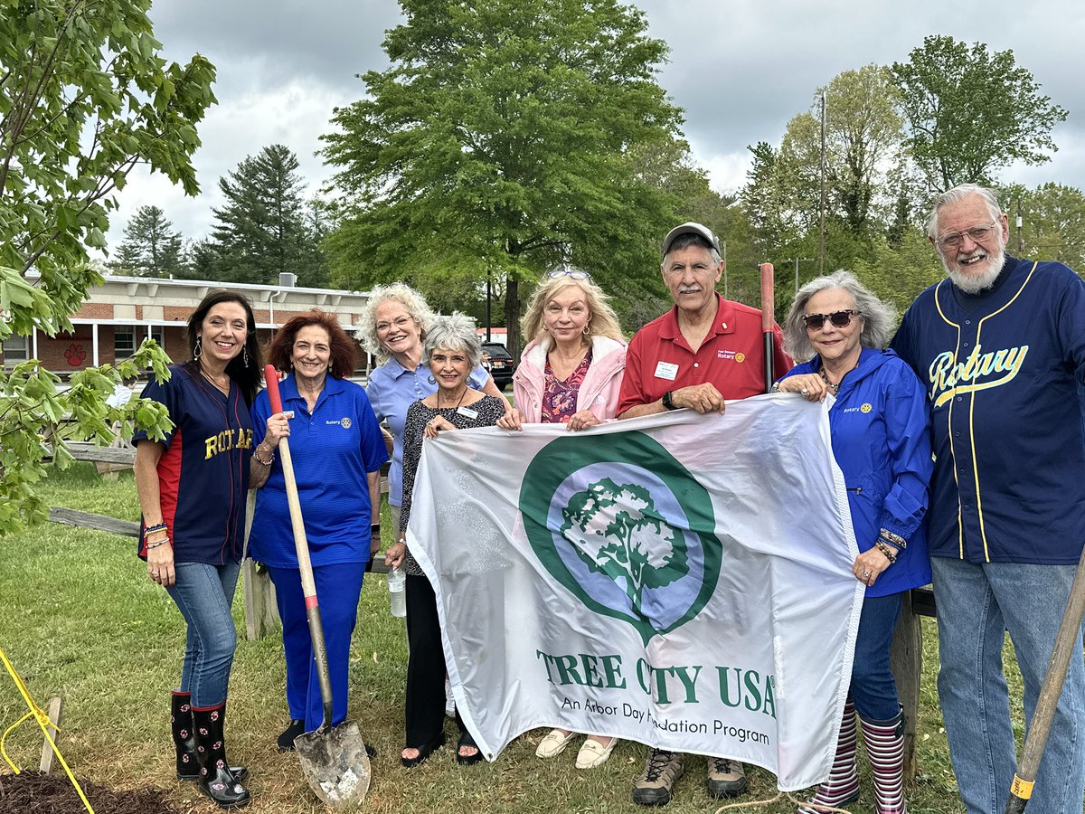 4SeasonsRotary's tweet image. We are honored to sponsor the annual #ArborDay ceremony with @HVL_NC every year since 1991!! Great event with support from the city’s Public Works & Tree Board, as well as @HCPSNC! #environment #earthday #RotaryGeek #peopleofaction @Rotary @TiffanyErvin @heels4corners