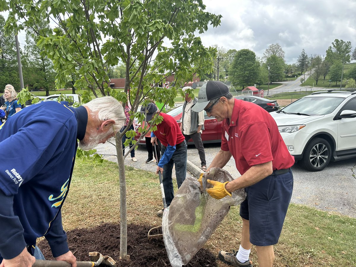 4SeasonsRotary's tweet image. We are honored to sponsor the annual #ArborDay ceremony with @HVL_NC every year since 1991!! Great event with support from the city’s Public Works & Tree Board, as well as @HCPSNC! #environment #earthday #RotaryGeek #peopleofaction @Rotary @TiffanyErvin @heels4corners