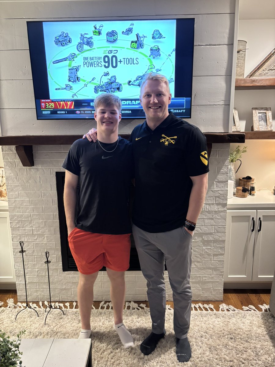 PaulsrudJaxon's tweet photo. Thanks @CoachHestness for the great at home visit! Was awesome to hear more about your program! https://t.co/kWV3KhbS2j