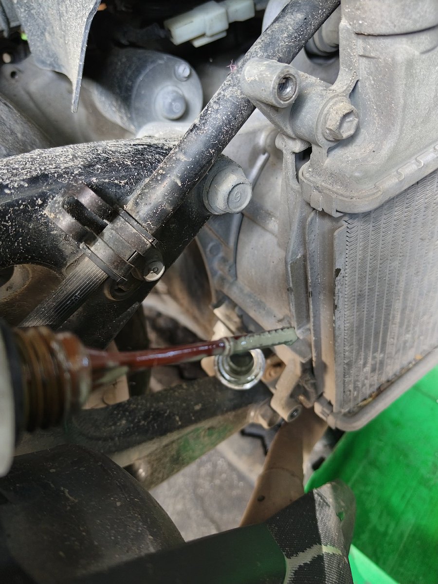 Teknik_Machine's tweet image. Oli kecampur air radiator grgr seal waterpomp rusak.. Hmmm untung ga sampe turun mesin..harus tetep disyukuri 🙂