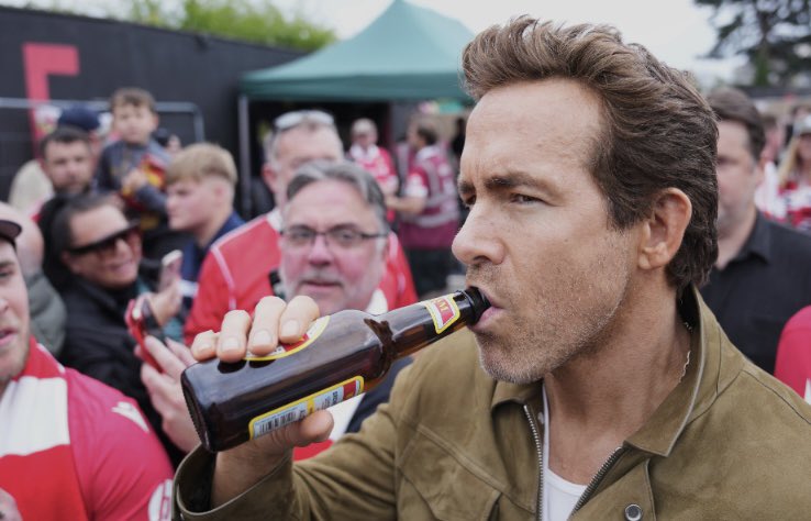 Bottom’s Up 🍺 <a href="/VancityReynolds/">Ryan Reynolds</a> 

[AP]