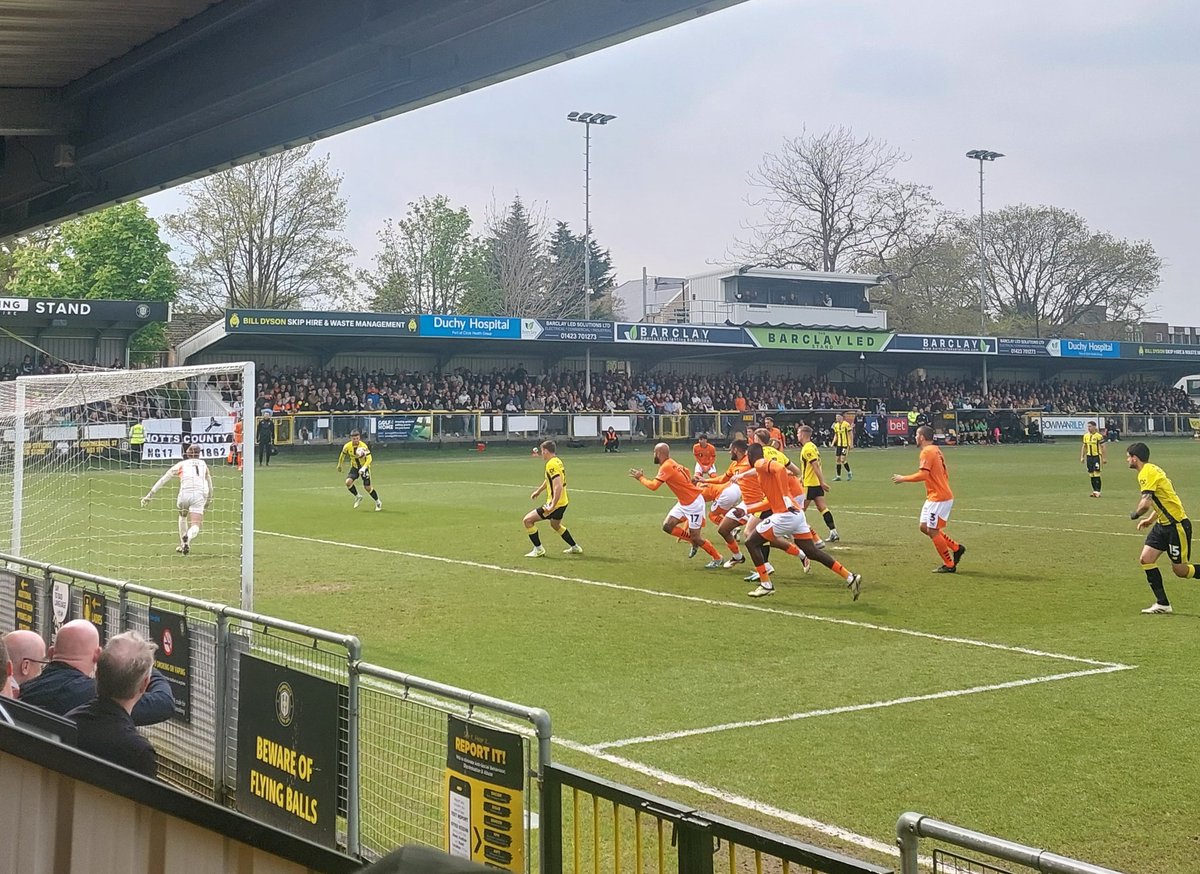 sblack83's tweet image. Match 91 of 2024/25:
🟡⚫️ HARROGATE TOWN 1️⃣
Muldoon (38)
🟠⚪️ NOTTS COUNTY 3️⃣
Abbott (33), Grant (51, 77)
🏆 League Two
🏟 The Exercise Stadium (#297; 85/92)
🎟 £25 | £12
📖 £5
👥️️ 4,136