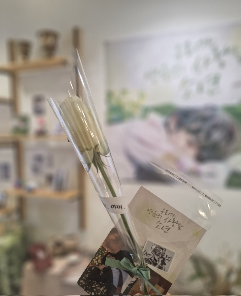 theb_e126's tweet photo. @flower4new 
#Petals_For_You
#영원한_소년에게_꽃을
넥타 차니 X 꽃 어떻게 안 사랑하는데...
좋아하는 책도 디피돼 있어서 반갑기도 했던...🤍
꽃 사니까 기부니가 느무 좋크든요!!! https://t.co/TG1cvyuJTd