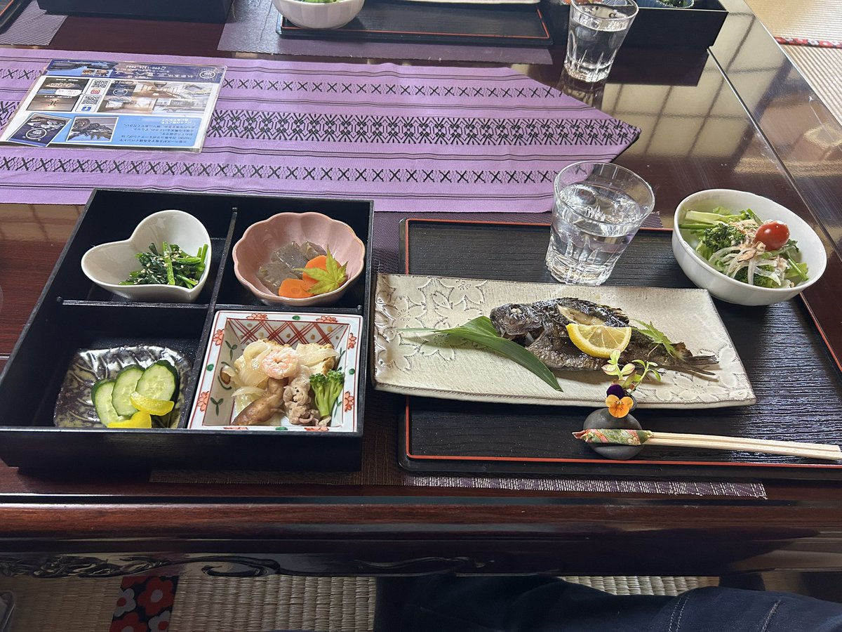 beaton183's tweet photo. 今日は善通寺駐屯地開設75周年記念イベントブルーインパルス展示飛行の予行を観た後、三豊市の三豊ベースで昼食をいただきました。生インパルス凄い迫力！
#ブルーインパルス https://t.co/k2ENNEaapj