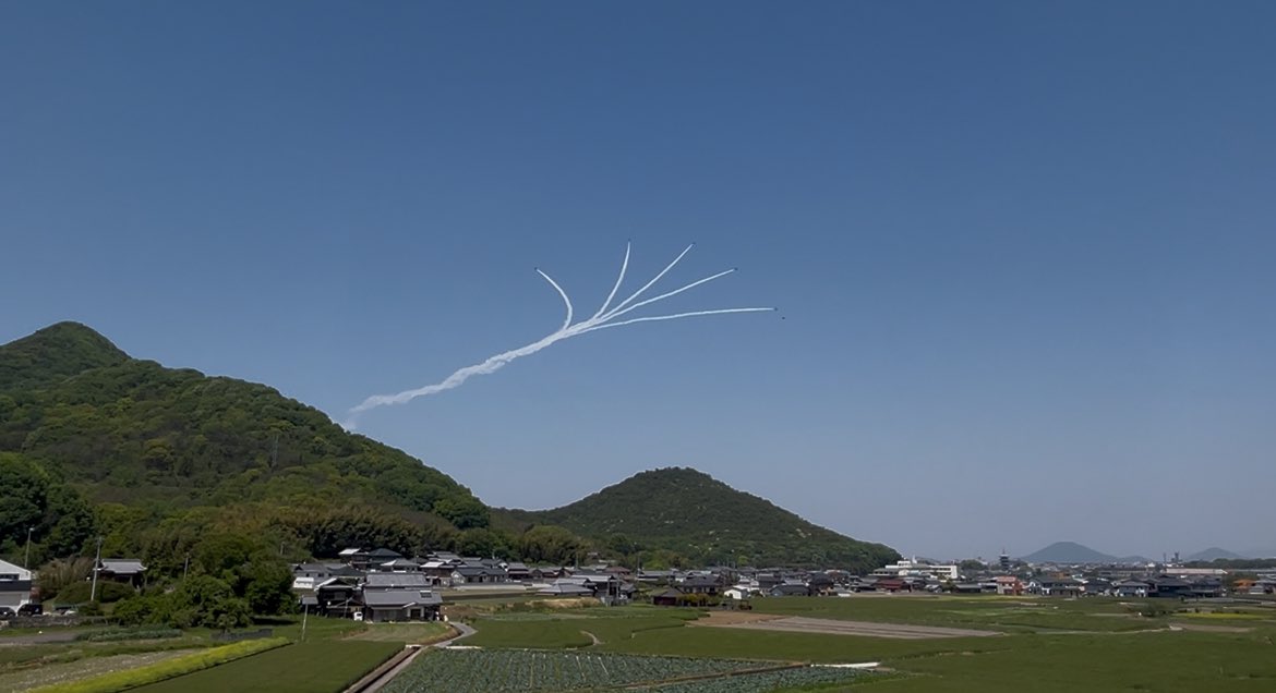 beaton183's tweet photo. 今日は善通寺駐屯地開設75周年記念イベントブルーインパルス展示飛行の予行を観た後、三豊市の三豊ベースで昼食をいただきました。生インパルス凄い迫力！
#ブルーインパルス https://t.co/k2ENNEaapj