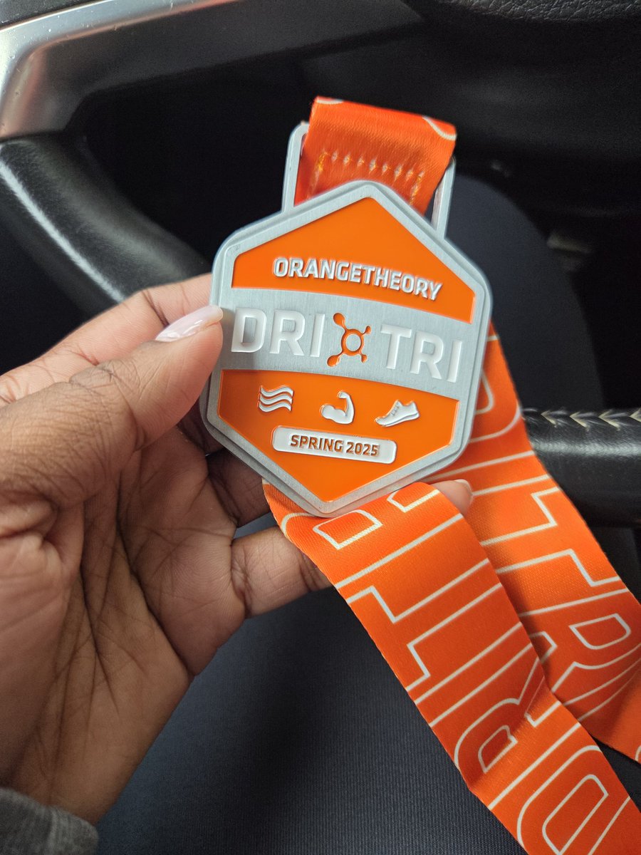 metroadlib's tweet photo. Finished.
2000 meter row.
300 reps of 6 bodyweight exercises.
And ran an entire 5k the whole way through, mostly maintaining a 6.1 gait (but absofuckinglutely slowing to 5.8 periodically).
Didn't throw up, but that was only by the grace of God. Because by the end...BUDDY
#dritri https://t.co/noj6PXnK82