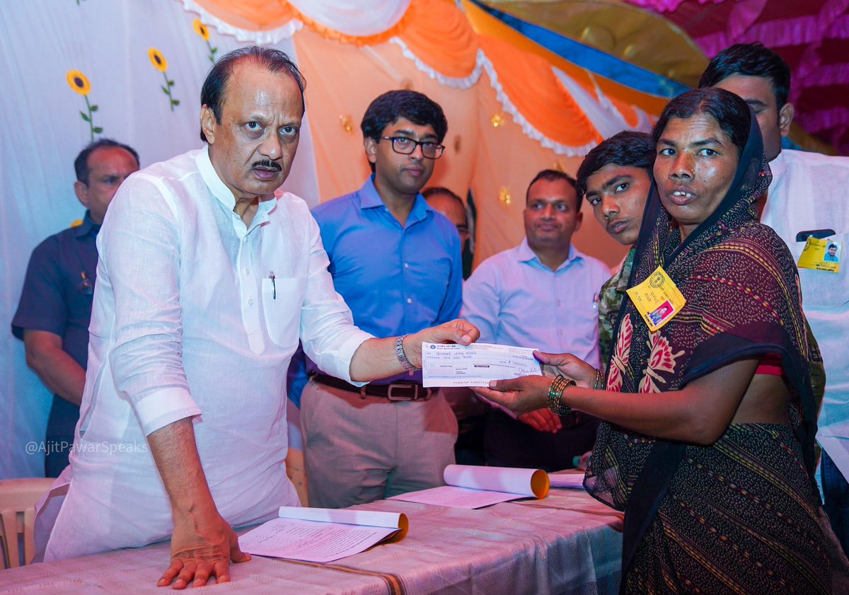 AjitPawarSpeaks's tweet image. काही दिवसांपूर्वी ट्रॅक्टर विहिरीत पडून घडलेल्या दुर्दैवी घटनेत मृत्यू झालेल्या ७ महिला भगिनींच्या कुटुंबियांची आज सांत्वनपर भेट घेतली, त्यांची विचारपूस केली, सहसंवेदना व्यक्त केल्या. कुटुंबातल्या कर्त्या मायमाऊलीचा आधार निघून गेल्यानं या कुटुंबाना आर्थिक मदतीचा हात देऊ केला.…