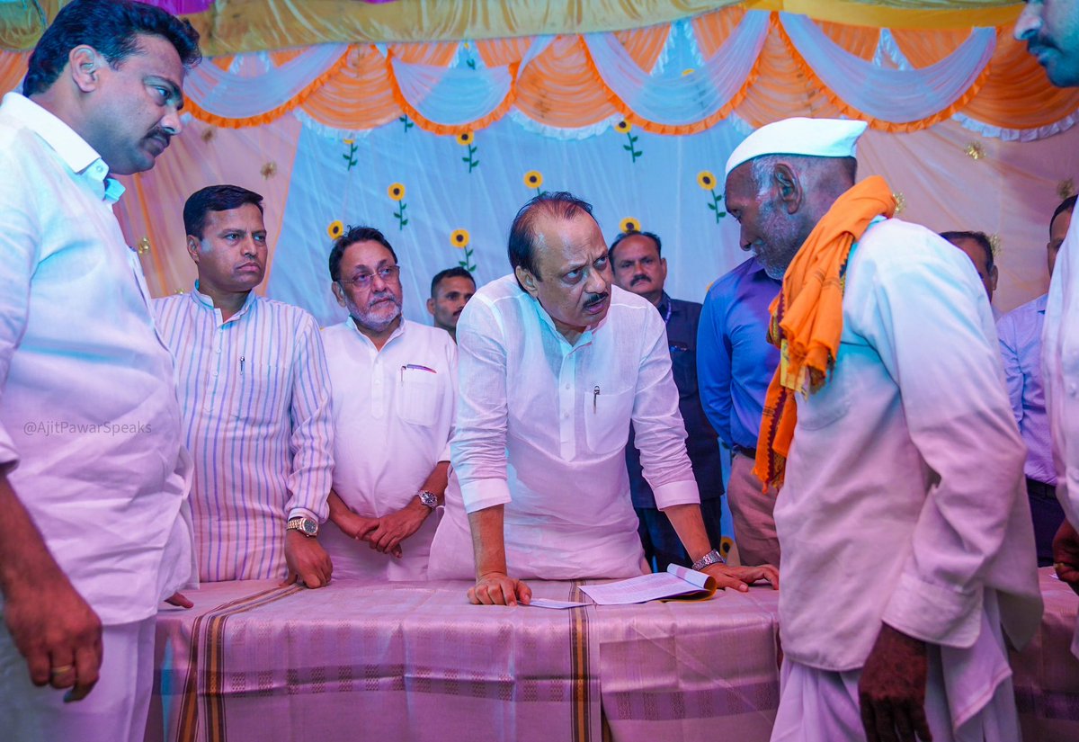AjitPawarSpeaks's tweet image. काही दिवसांपूर्वी ट्रॅक्टर विहिरीत पडून घडलेल्या दुर्दैवी घटनेत मृत्यू झालेल्या ७ महिला भगिनींच्या कुटुंबियांची आज सांत्वनपर भेट घेतली, त्यांची विचारपूस केली, सहसंवेदना व्यक्त केल्या. कुटुंबातल्या कर्त्या मायमाऊलीचा आधार निघून गेल्यानं या कुटुंबाना आर्थिक मदतीचा हात देऊ केला.…