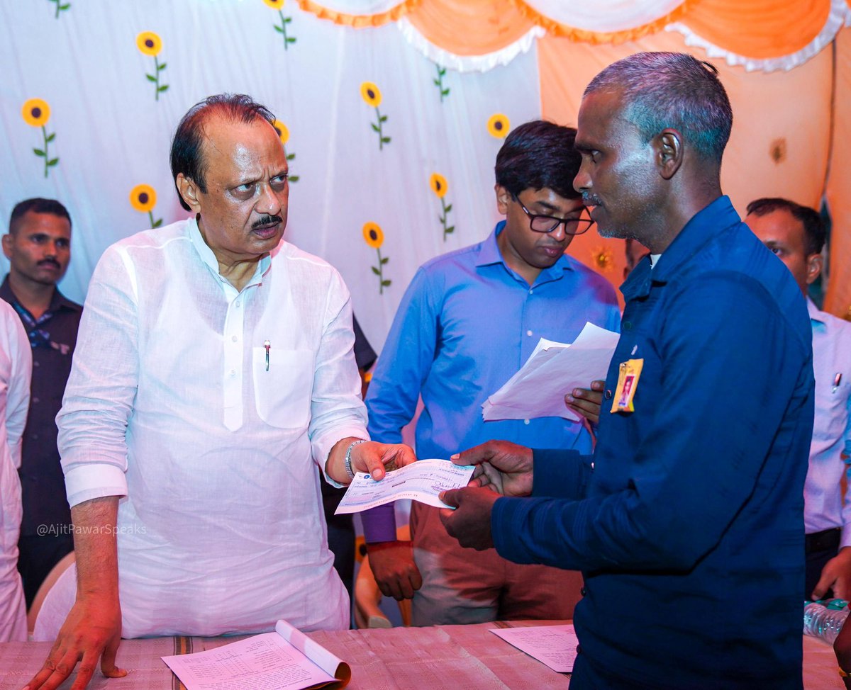 AjitPawarSpeaks's tweet image. काही दिवसांपूर्वी ट्रॅक्टर विहिरीत पडून घडलेल्या दुर्दैवी घटनेत मृत्यू झालेल्या ७ महिला भगिनींच्या कुटुंबियांची आज सांत्वनपर भेट घेतली, त्यांची विचारपूस केली, सहसंवेदना व्यक्त केल्या. कुटुंबातल्या कर्त्या मायमाऊलीचा आधार निघून गेल्यानं या कुटुंबाना आर्थिक मदतीचा हात देऊ केला.…