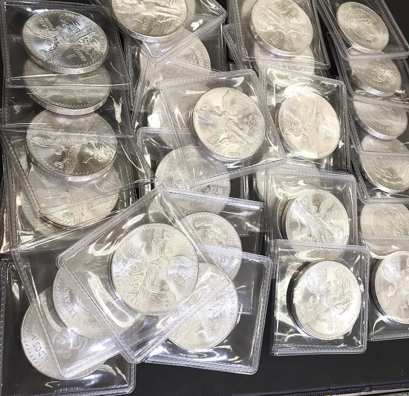silverandgoldbu's tweet photo. 1984 1 Oz libertad silver coin
$37 each
Bin to claim 
#silvercoin #silvercoins #silvercoinsonly #silvercoinage #silvercoinring #oldsilvercoins https://t.co/En2vcmDB1A