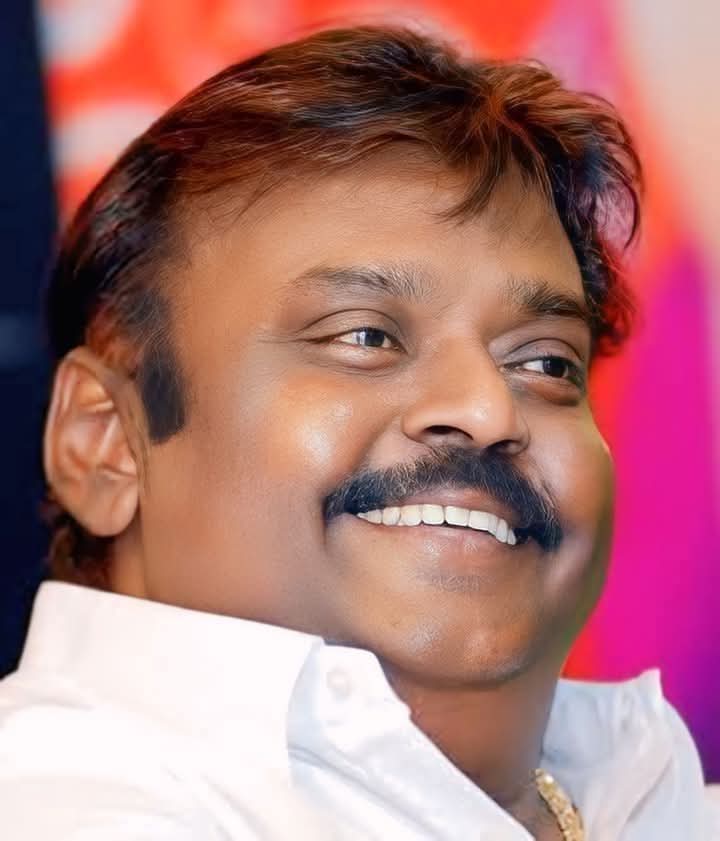 மக்கள் ஒரு புறம்
தெய்வம் ஒரு புறம்
மக்கள் துணையென நிற்கும் இருபுறம்
எட்டுத்திசைகளும் கொட்டுத் தகர்த்திட
கேட்கும் நம் முரசு.

#captainvijayakanth #Vijayakanth #PremalathaVijayakanth 
#DMDKForTN 
#DMDKFor2026