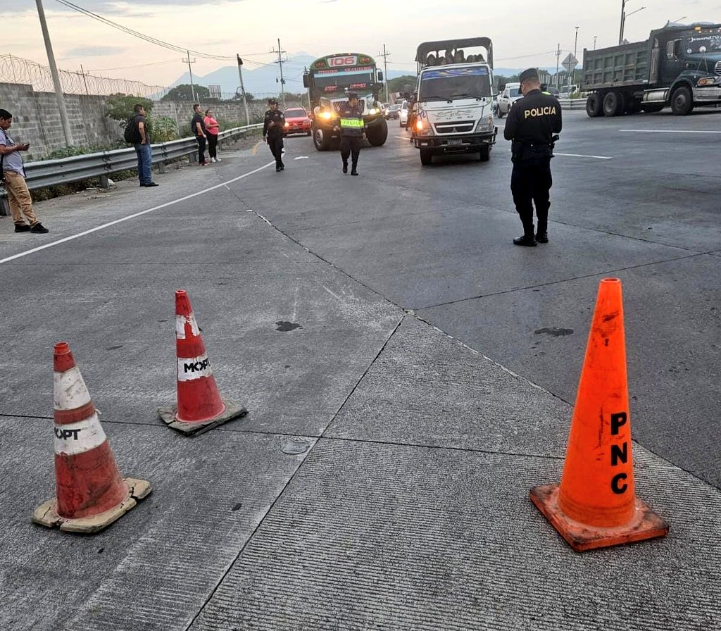 elsalvador's tweet photo. #TráficoSV La @PNCSV mantiene un dispositivo de tránsito instalado en el redondel Claudia Lars, en San Juan Opico, para orientar el tráfico vehicular hacia la carretera a Los Chorros debido al derrumbe ocurrido esta madrugada sobre el km 15.  Fotos: @PNCSV https://t.co/Dcu3byGRDt