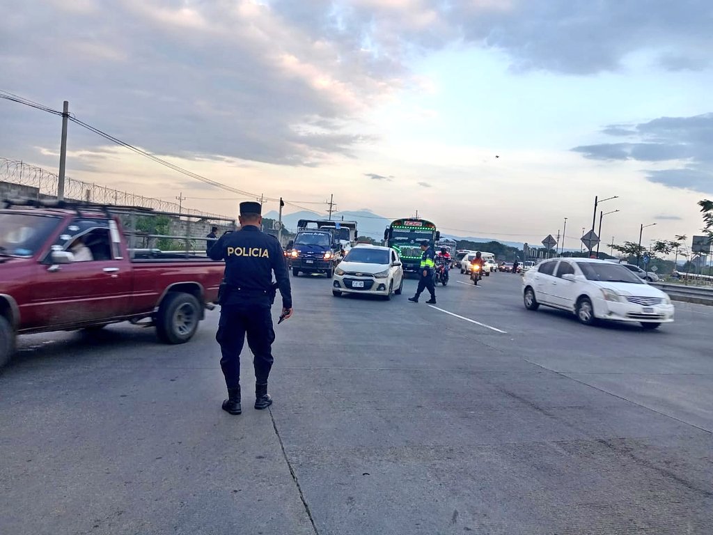 elsalvador's tweet photo. #TráficoSV La @PNCSV mantiene un dispositivo de tránsito instalado en el redondel Claudia Lars, en San Juan Opico, para orientar el tráfico vehicular hacia la carretera a Los Chorros debido al derrumbe ocurrido esta madrugada sobre el km 15.  Fotos: @PNCSV https://t.co/Dcu3byGRDt