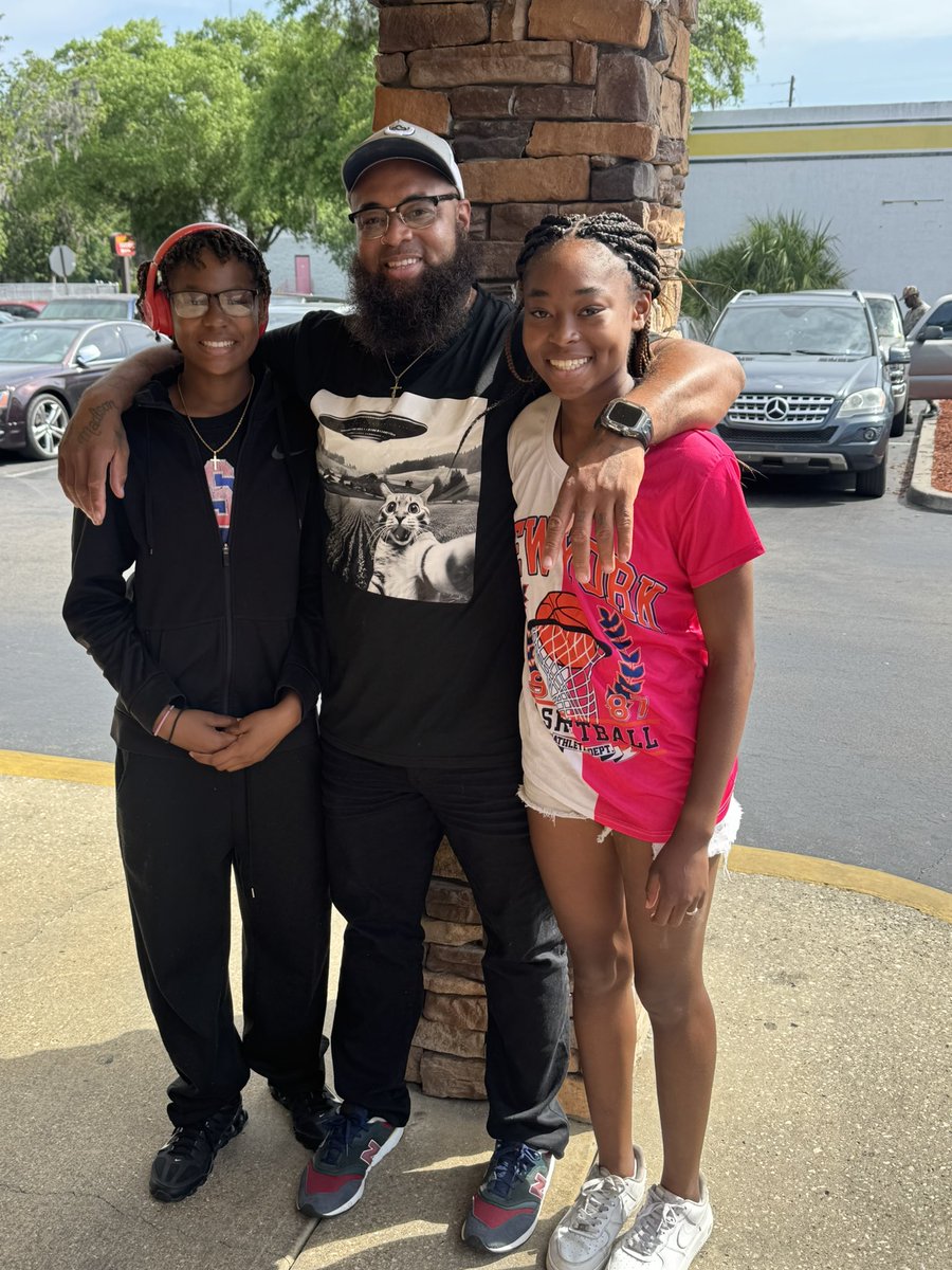 cowboy_junior01's tweet photo. Breakfast date with my girls https://t.co/52oNk3S6mI