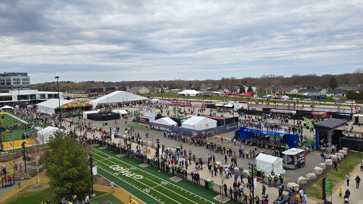 the_dunkin_dad's tweet image. Looks like it's going to be a Cool, Sunny, and Dry day here in #GreenBay  55/37! The #DraftExperience will be rocking! @NFLDraft and the @NFL pull out all the stops and will offer multiple events, attractions, and concerts to send the #NFLDraft2025 out in style! @CSNFlorida
