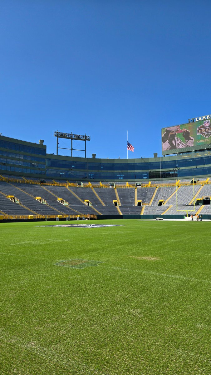 the_dunkin_dad's tweet image. Looks like it's going to be a Cool, Sunny, and Dry day here in #GreenBay  55/37! The #DraftExperience will be rocking! @NFLDraft and the @NFL pull out all the stops and will offer multiple events, attractions, and concerts to send the #NFLDraft2025 out in style! @CSNFlorida