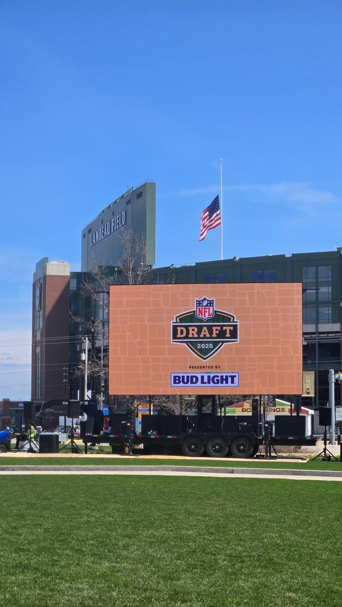 the_dunkin_dad's tweet image. Looks like it's going to be a Cool, Sunny, and Dry day here in #GreenBay  55/37! The #DraftExperience will be rocking! @NFLDraft and the @NFL pull out all the stops and will offer multiple events, attractions, and concerts to send the #NFLDraft2025 out in style! @CSNFlorida