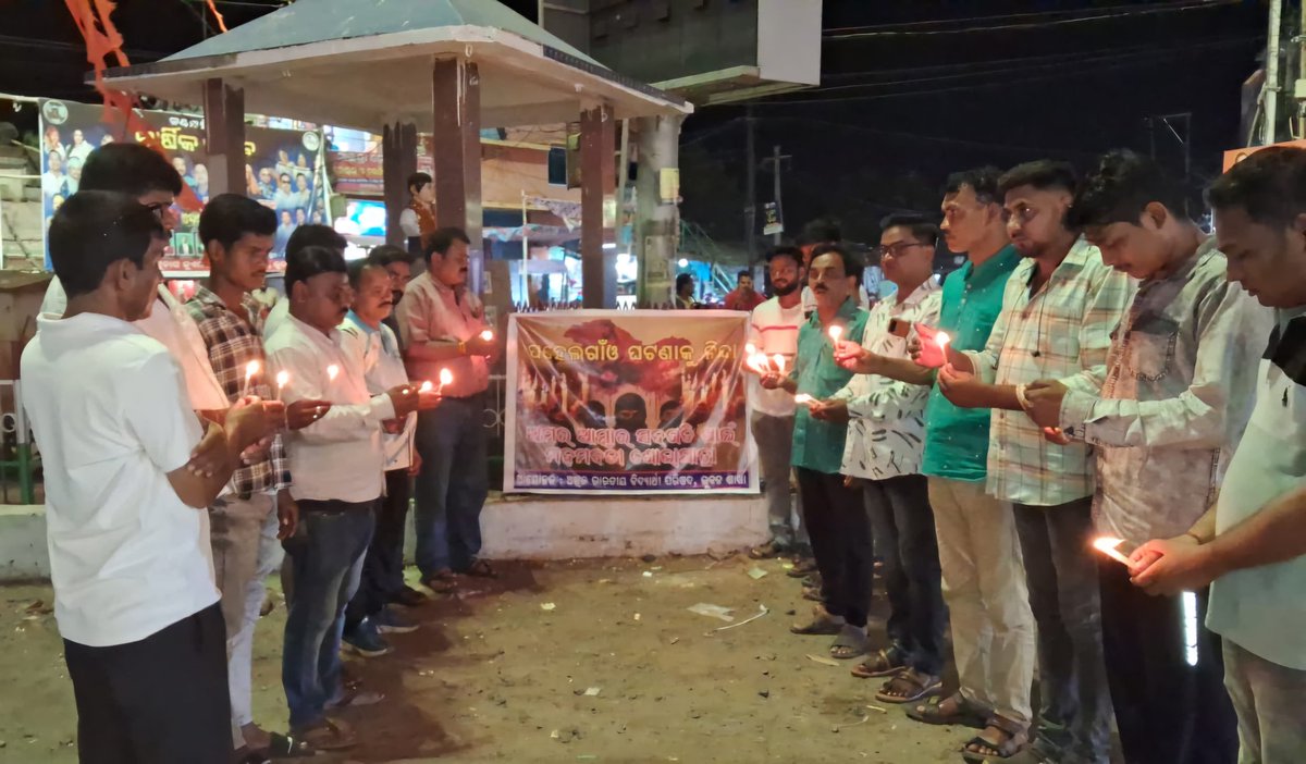 ABVPVoice's tweet photo. In response to the brutal terrorist attack in Pahalgam, Kashmir, ABVP Odisha (Purva) Prant held protest demonstrations across various districts and cities, paying tribute to the martyred civilians and demanding strict action against terrorism. https://t.co/1wpo0Gz7az