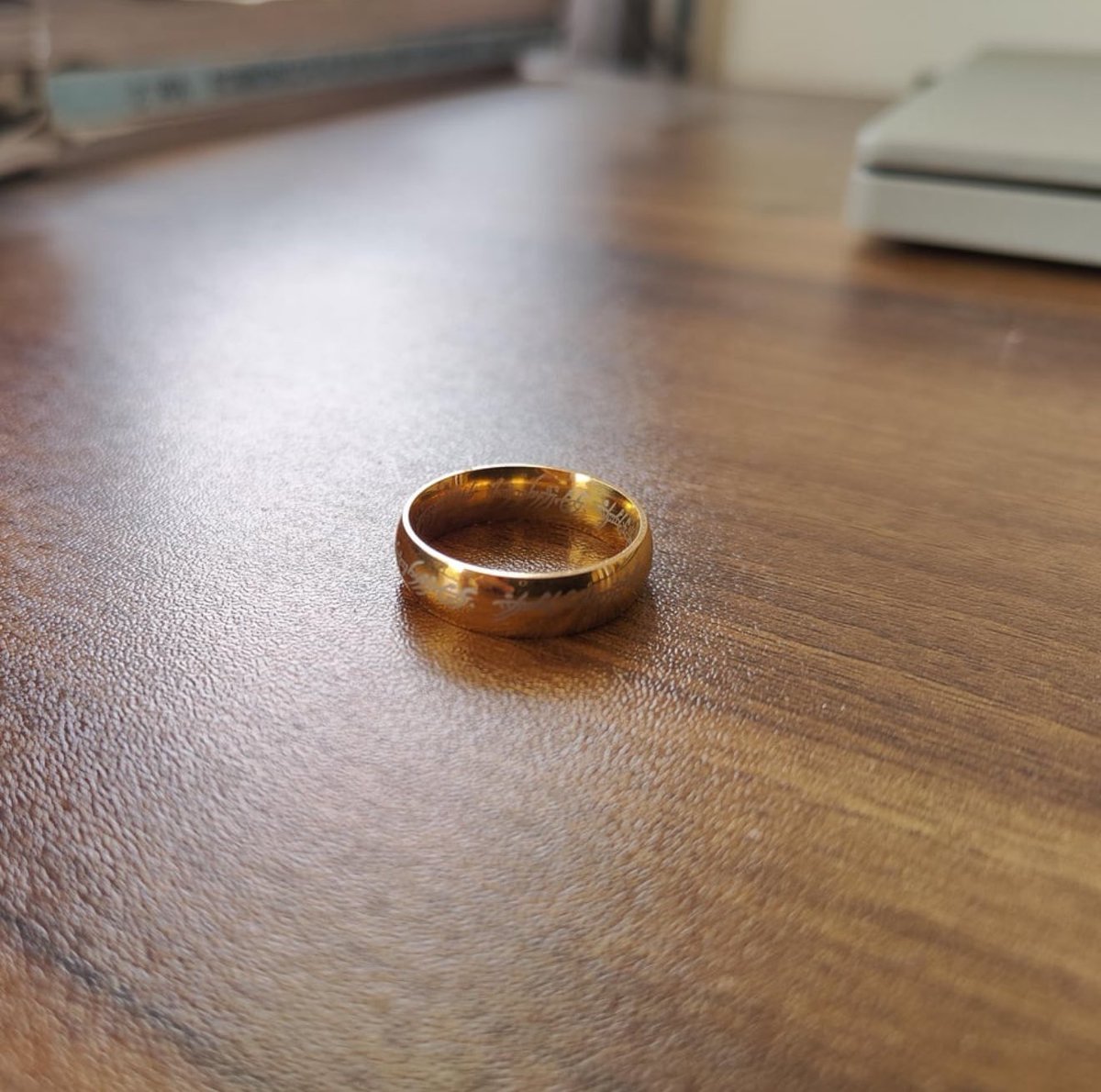 WorthKnowingX's tweet photo. Found this lil trinket while cleaning my room. What should I do with it? https://t.co/8RJwMez1OM