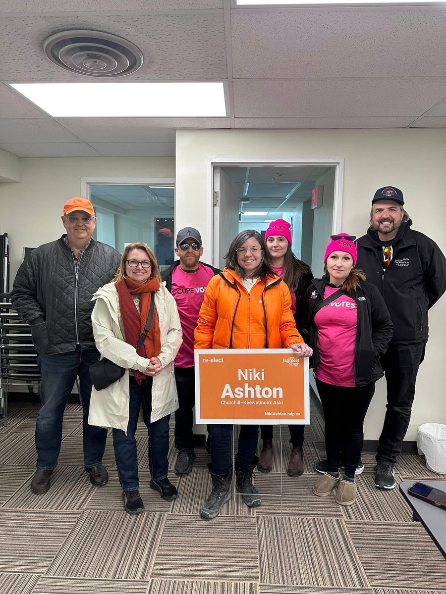 CLC officers have met so many amazing volunteers who have knocked on thousands of doors across Canada. Thank you - and thanks to everyone hitting the streets, making calls &amp; sending texts this weekend! #Elxn45

48 hrs to go! Make your vote plan now 👉 workerstogether.ca/voting-plan/