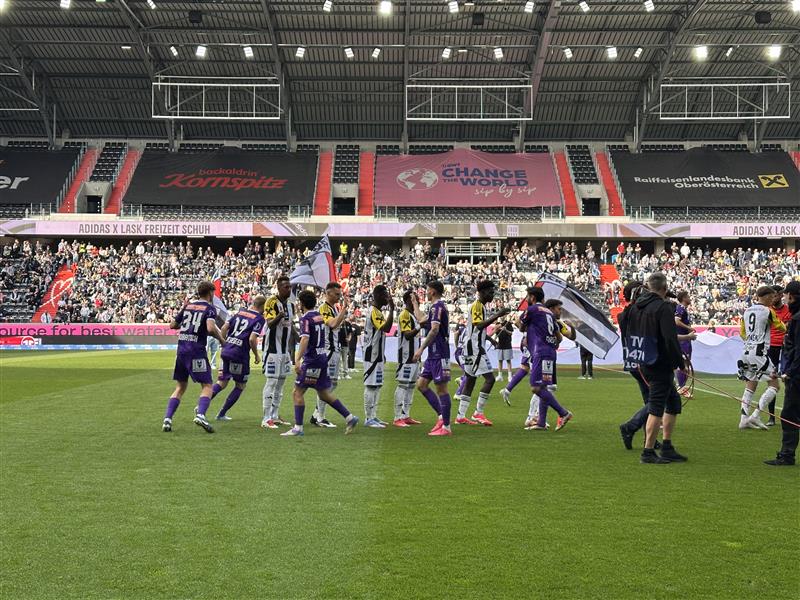 LASK_Official's tweet photo. Los geht's!
______________________________
⚫⚪ASK 0-0 SKA🟣⚪ #ASKSKA #ADMIRAL 1’ https://t.co/LDZ9RDGWkG