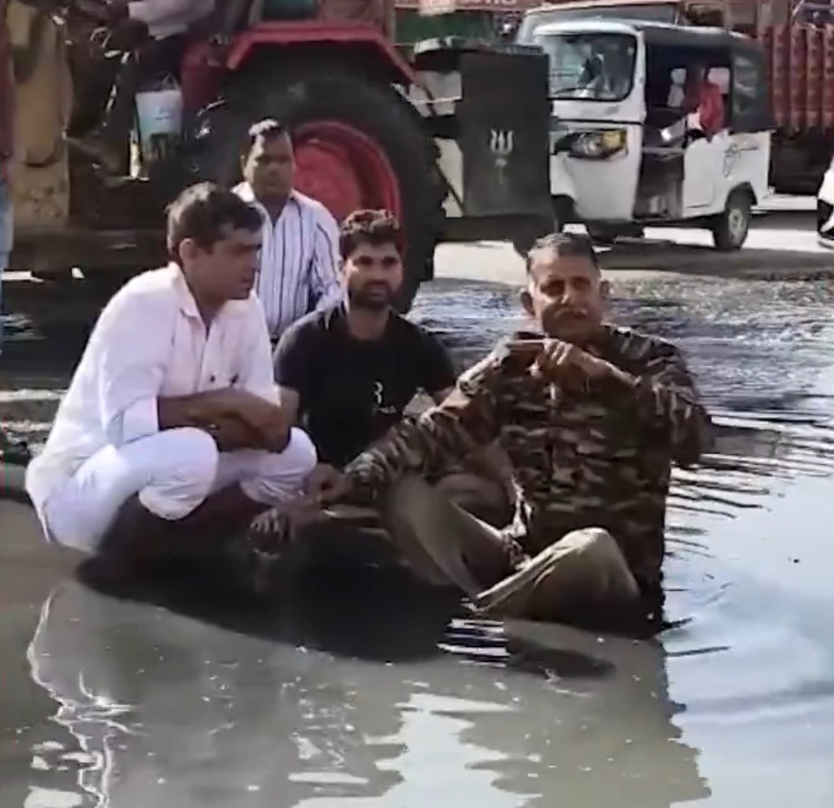 garrywalia_'s tweet image. राहुल गांधी के सिपाही 

राहुल गांधी के सिपाही मतलब कार्यकर्ता आज कल ग़ज़ब ही कर रहे है ये खबर पढ़ कर आपके होश उड़ेंगे क्यूंकि ऐसा बहुत कम नेता लोग कर पाते है  

तो मामला ऐसा है हाईवे पर पानी भरने और सफाई व्यवस्था की खराब हालत को लेकर स्थानीय लोगों में लंबे समय से नाराजगी थी…