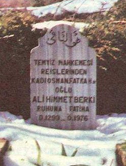 maviocakblog's tweet photo. Demircizâde Kadı Osman Efendi ile yan yana ebedi istirahatgâhındadır. Mezar kitabesinde, mutadın aksine, annesinin ismi de belirtilmiştir: ‘‘Temyiz Mahkemesi Reislerinden Kadı Osman, Fatma Hanım’ın oğlu Ali Himmet Berki ruhuna Fatiha. Doğumu: 1299, ölümü 1976.’’ https://t.co/nn9hmFyFup