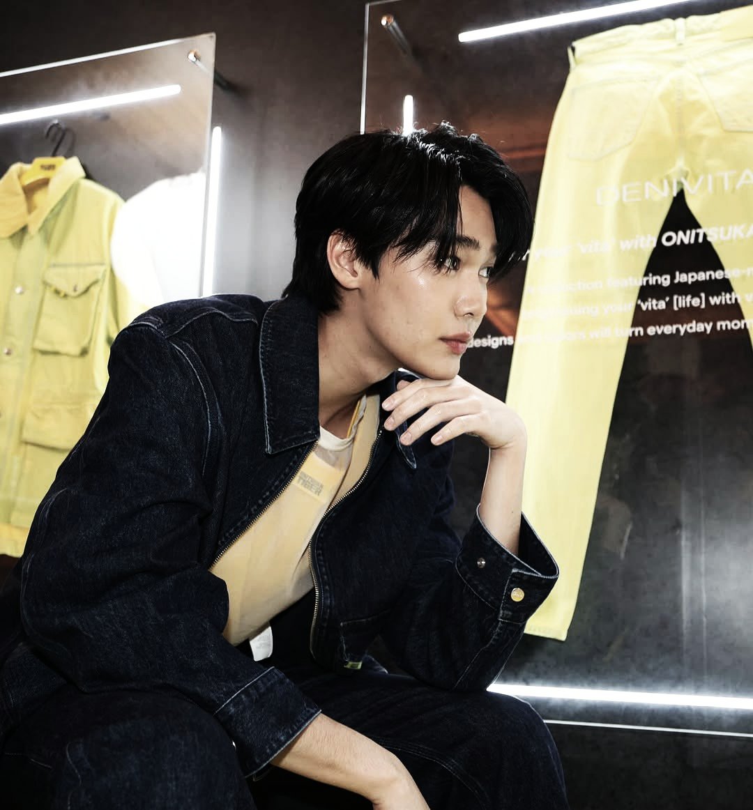 bxagas's tweet image. ︎︎ ︎︎︎ ︎︎︎ ︎
Strutting my stuff at the 𝗢𝗻𝗶𝘁𝘀𝘂𝗸𝗮 𝗧𝗶𝗴𝗲𝗿 𝗗𝗘𝗡𝗜𝗩𝗜𝗧𝗔 launch, I’m serving looks in this head-to-toe Japanese denim ensemble, while the electric guitar and retro yellow accents all around set the perfect mood.
︎︎ ︎︎︎ ︎︎︎ ︎