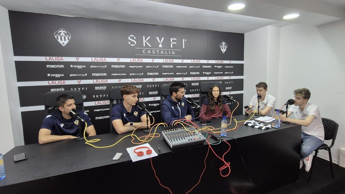 Esport Base Media (@esportbase) on Twitter photo ⚽️ 𝙀𝙎𝘾𝙐𝙀𝙇𝘼 𝙄𝙉𝙑𝙄𝙏𝘼𝘿𝘼 ⚽
🎙️Este lunes 28 de abril en tiempo de Tertulia EB vendrán a visitarnos los amigxs del <a href="/CDCastellon/">CD Castellón</a> y <a href="/CDCastellonFem/">CD Castellón Femenino</a> junto con la <a href="/CDCS_Academy/">Cantera CD Castellón</a> y la <a href="/Fundalbinegra/">Fundació Albinegra</a>
➡️ A las 22h arranca la tertulia
📌 Desde las 21h en el #Esportbase9x33 de ⚽️ 𝙀𝙎𝘾𝙐𝙀𝙇𝘼 𝙄𝙉𝙑𝙄𝙏𝘼𝘿𝘼 ⚽
🎙️Este lunes 28 de abril en tiempo de Tertulia EB vendrán a visitarnos los amigxs del <a href="/CDCastellon/">CD Castellón</a> y <a href="/CDCastellonFem/">CD Castellón Femenino</a> junto con la <a href="/CDCS_Academy/">Cantera CD Castellón</a> y la <a href="/Fundalbinegra/">Fundació Albinegra</a>
➡️ A las 22h arranca la tertulia
📌 Desde las 21h en el #Esportbase9x33 de
