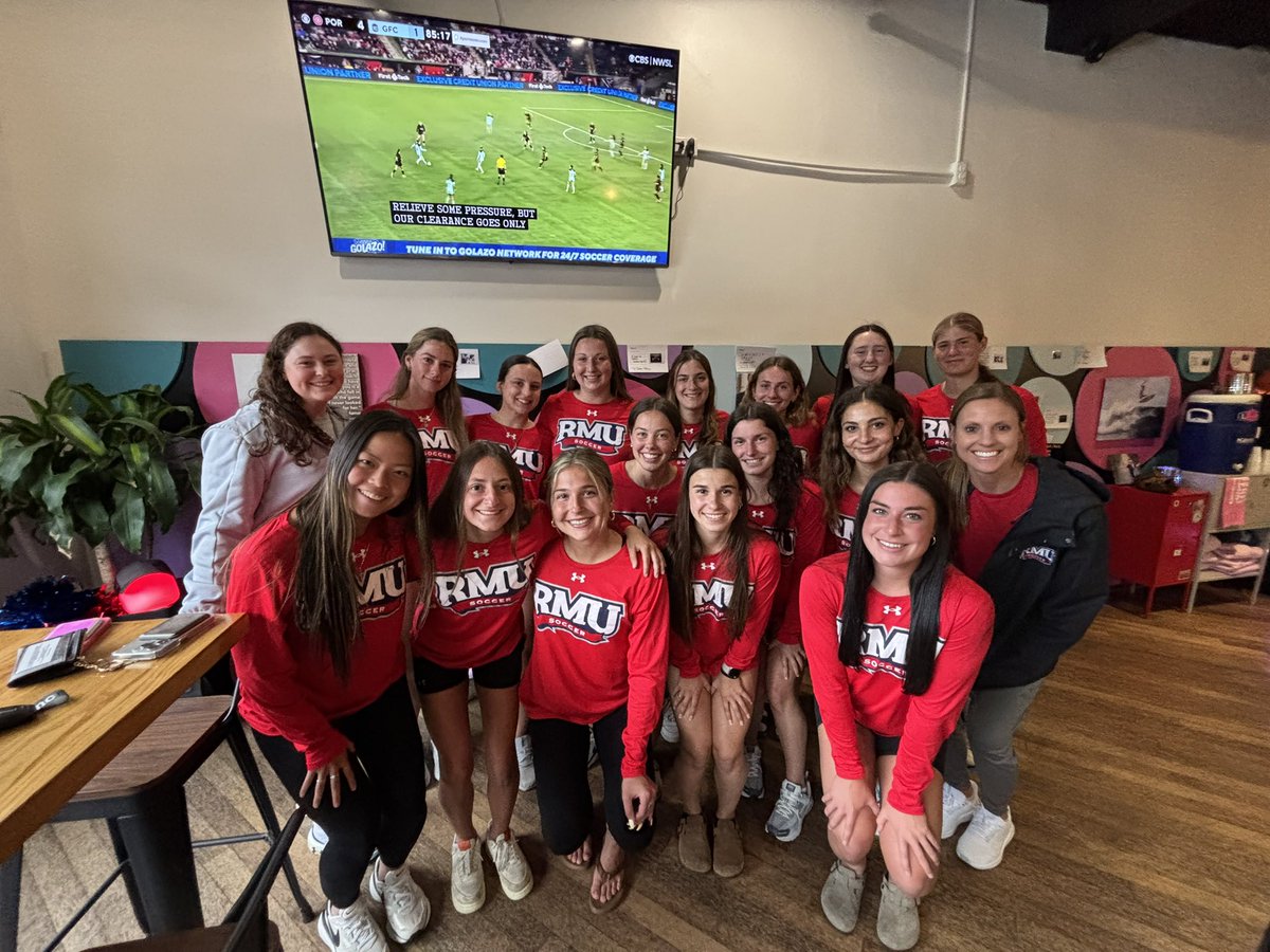 🙌 Special thanks to Title IX Bar in downtown PGH for hosting the team for dinner last night! #wewatchwomensports