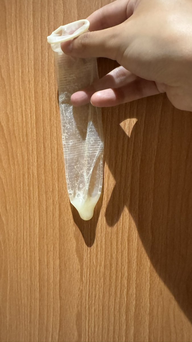 再次翻到这个大粗鸡帅哥的精套，基本每个星期都要带女生来开房。好像每次都不一样。人帅就是鸡累 感觉射的不算多了。#直男套 #精液套