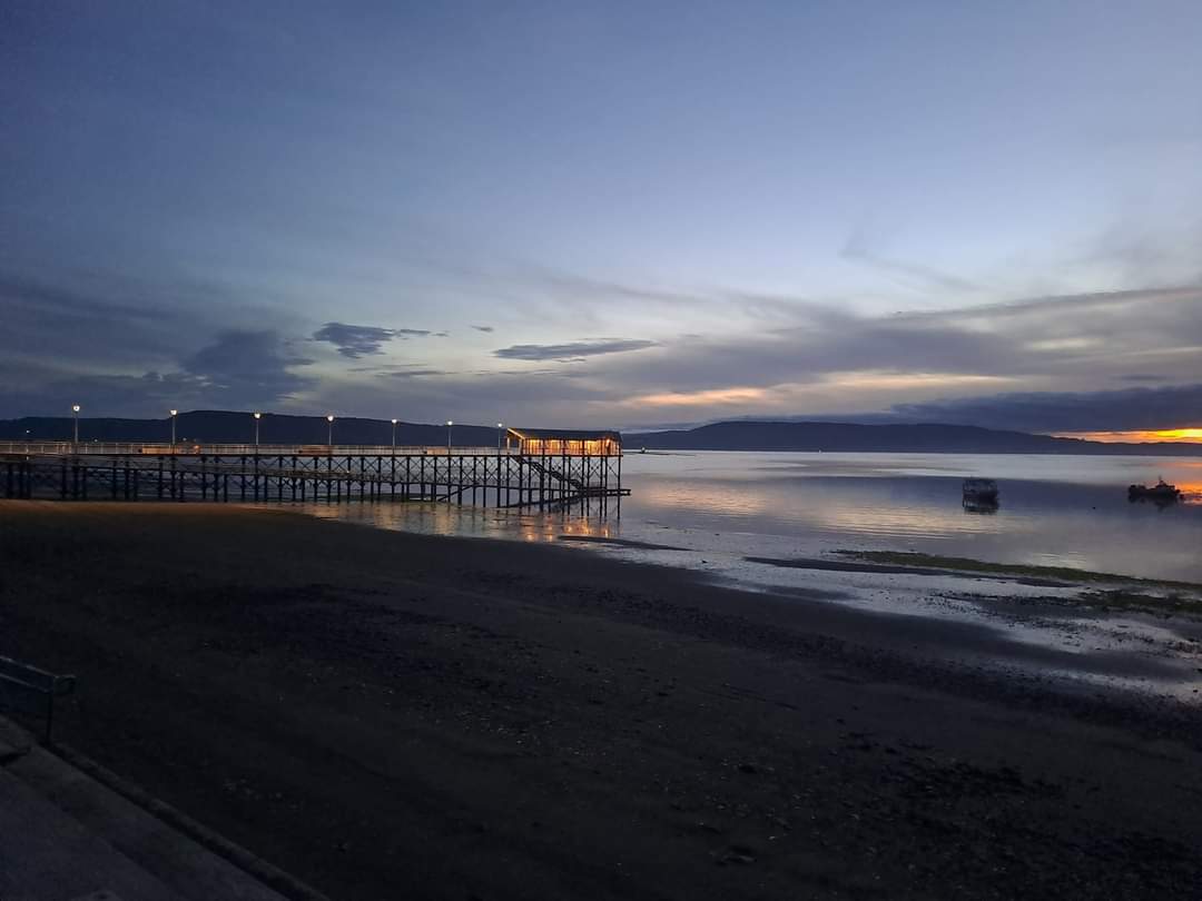 El muelle y costanera de Queilen encanta con colores en atardeceres que solo habitan en #Chiloe.