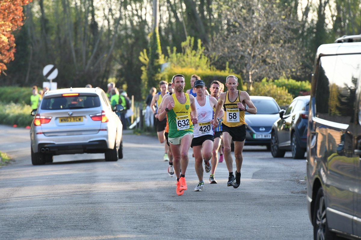 Cameron___W's tweet image. Thursday saw race 1 of the Kidlington Mota-vation Series in Charlton on Otmoor. 5.2miles in great conditions. 45 second course pb going through 5 mile in 27.00 which would be another best for me. Looking forward to some summer racing 💪🏃‍♂️ pics @AbingdonAC