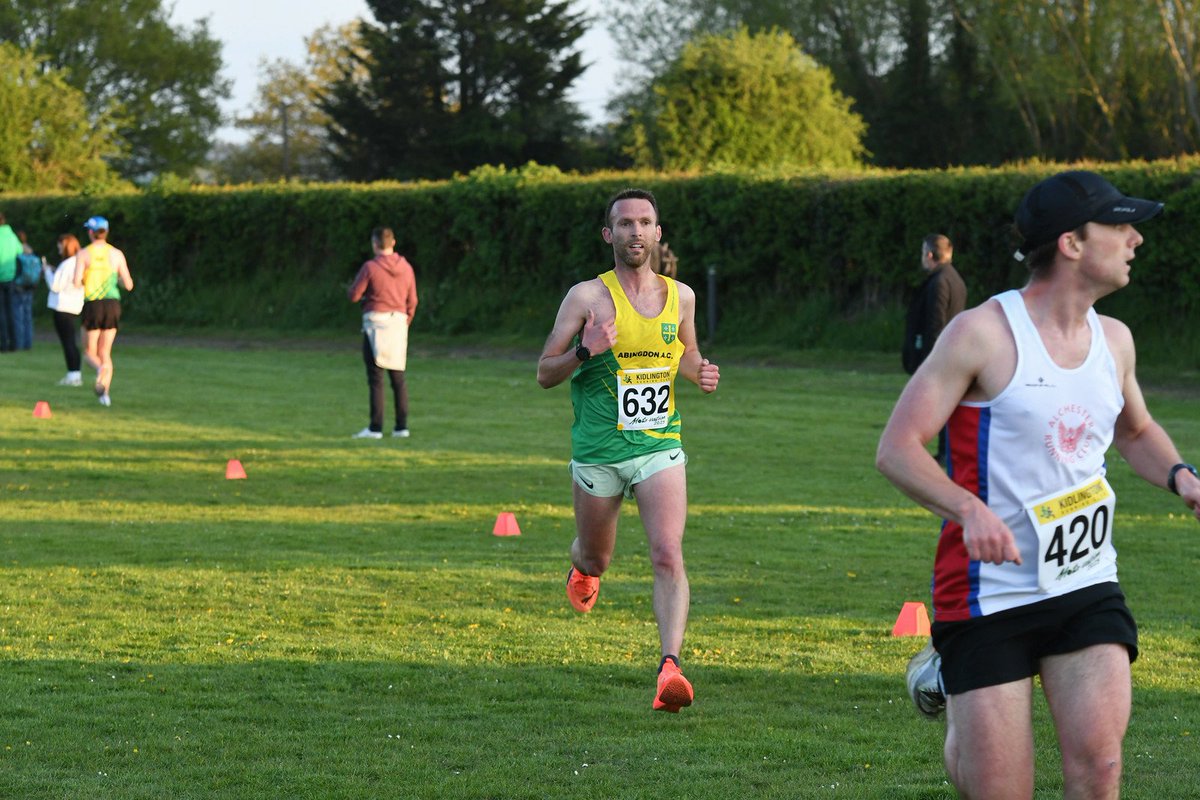 Cameron___W's tweet image. Thursday saw race 1 of the Kidlington Mota-vation Series in Charlton on Otmoor. 5.2miles in great conditions. 45 second course pb going through 5 mile in 27.00 which would be another best for me. Looking forward to some summer racing 💪🏃‍♂️ pics @AbingdonAC