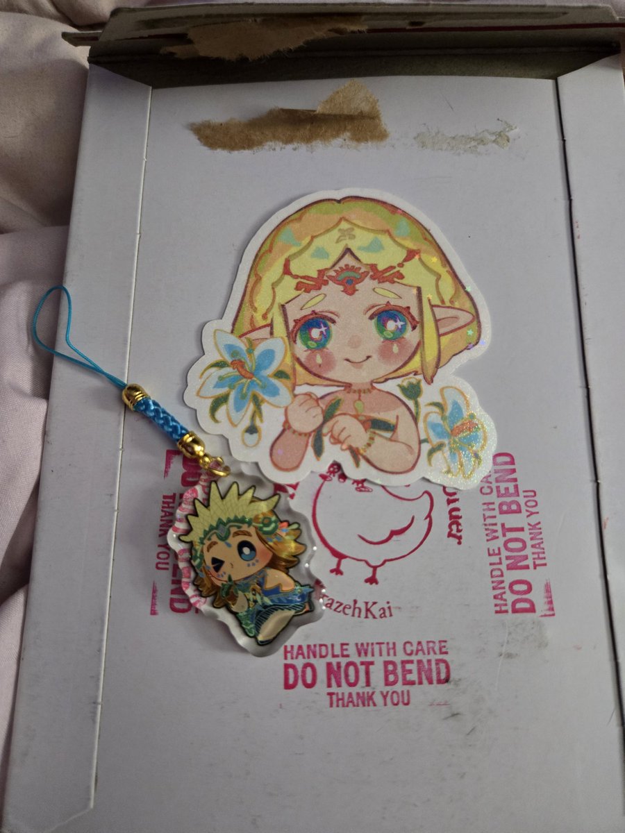 Bought this sticker from <a href="/KrazehKai/">KAI 🐓 WORKING</a> store on etsy! And got this cute charm as extra thank you!!! 🥹
