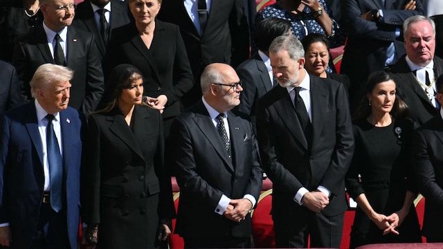 MaldonadoCurti's tweet image. ¿Cuándo fue la última vez q un Presidente de Chile asistió al funeral de un Papa? 
¿Y por qué no han asistido las últimas veces, como sí lo hacen otros líderes mundiales, más allá de sus creencias personales, o de países q no son mayoritariamente católicos?
#FuneralPapaFrancisco